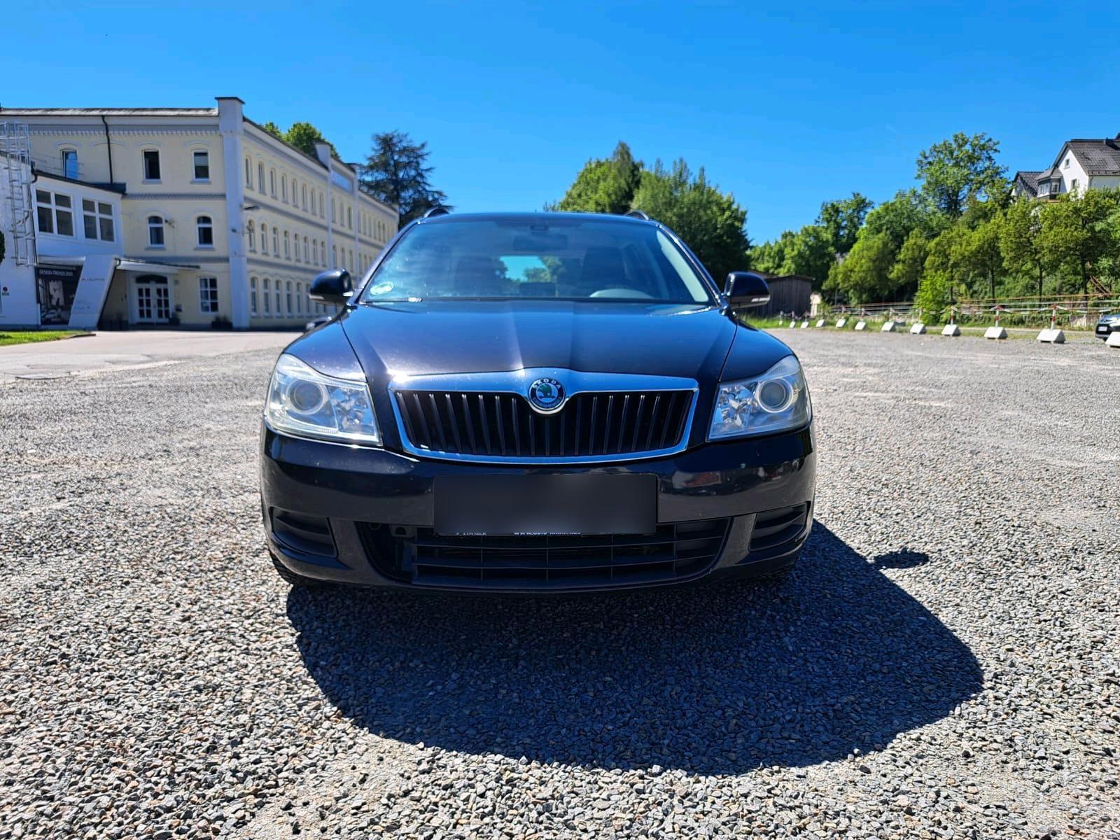 Skoda Octavia 2012 — rear view