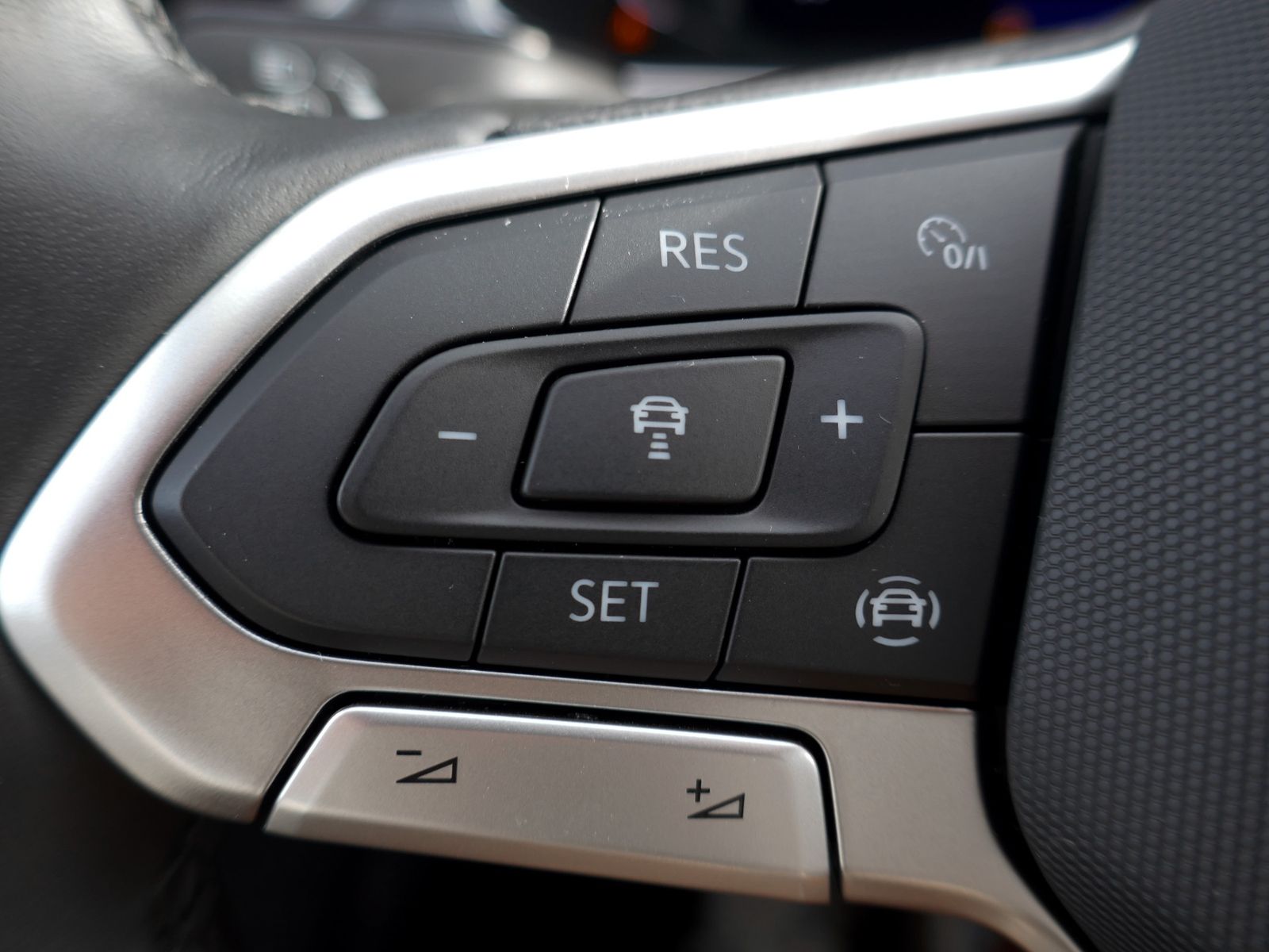 Fahrzeugabbildung Volkswagen T-Roc Style 1.5 TSI DSG | LED AHK RFK ACC