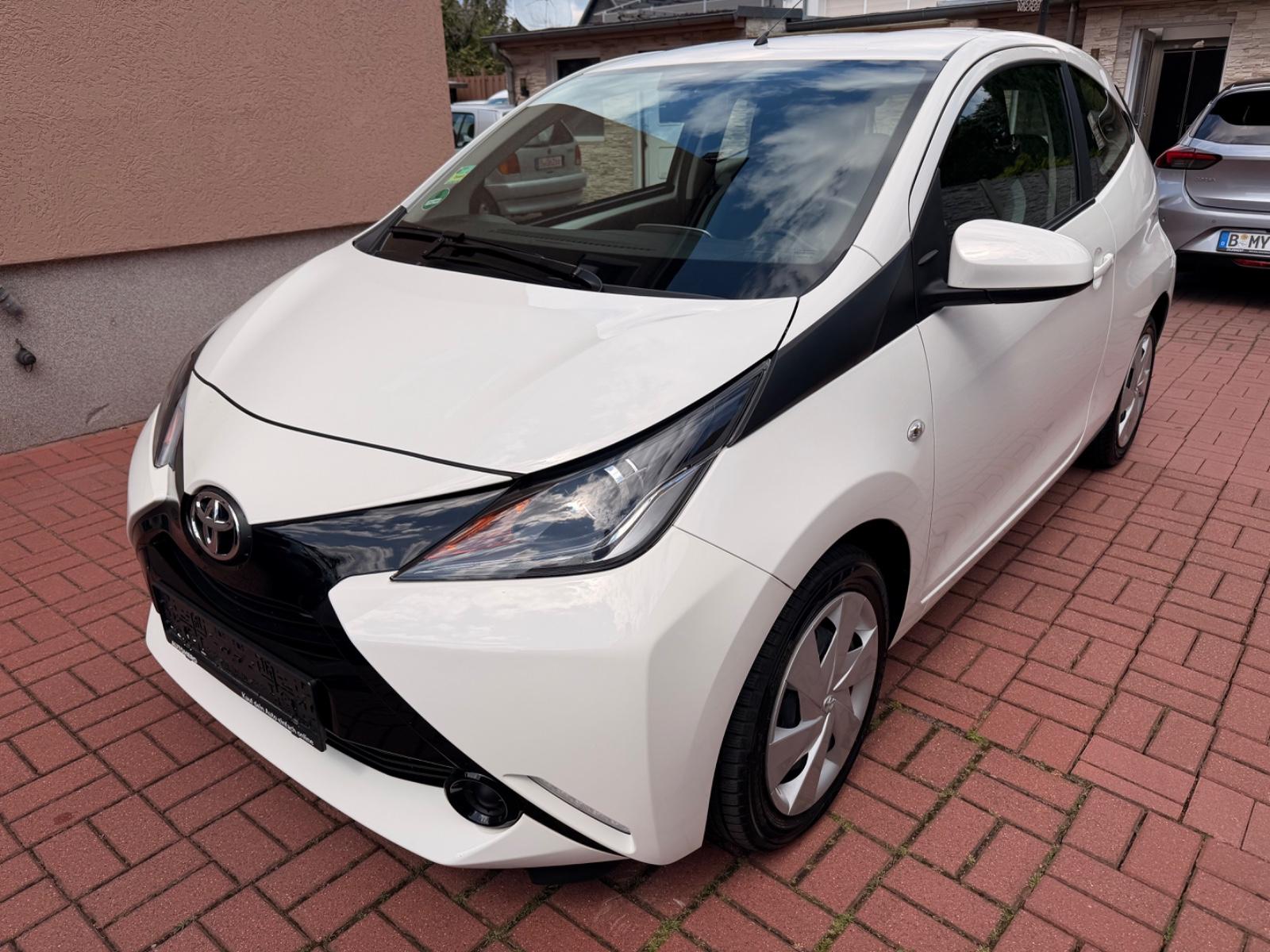 Toyota Aygo AYGO x-play ERST 5600KM+AUT+KLIMA+SITZH