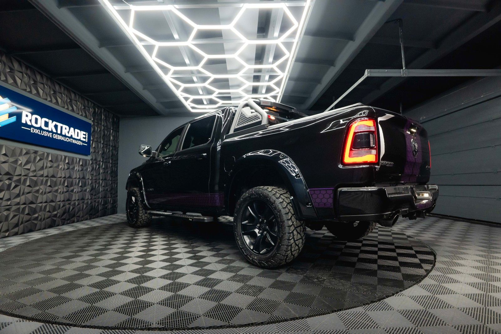 Fahrzeugabbildung Dodge RAM 5.7 V8 HEMI 4x4 OFFROAD Night-Paket *LED*19%