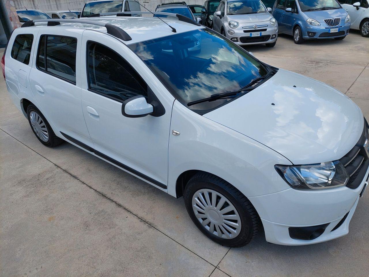 Dacia Logan 2015 — вигляд ззаду