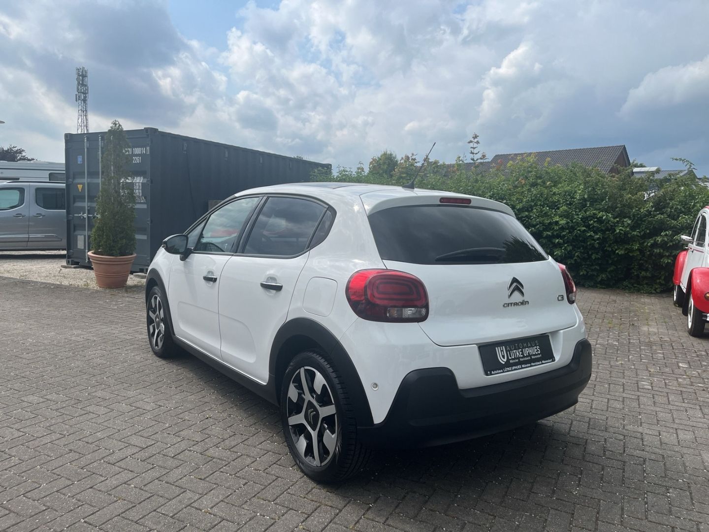 Fahrzeugabbildung Citroën C3 1.2 PureTech 110 Shine Panorama Navi DAB SHZ