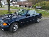BMW e36 Cabrio in dunkelblau - BMW aus 1996: E36