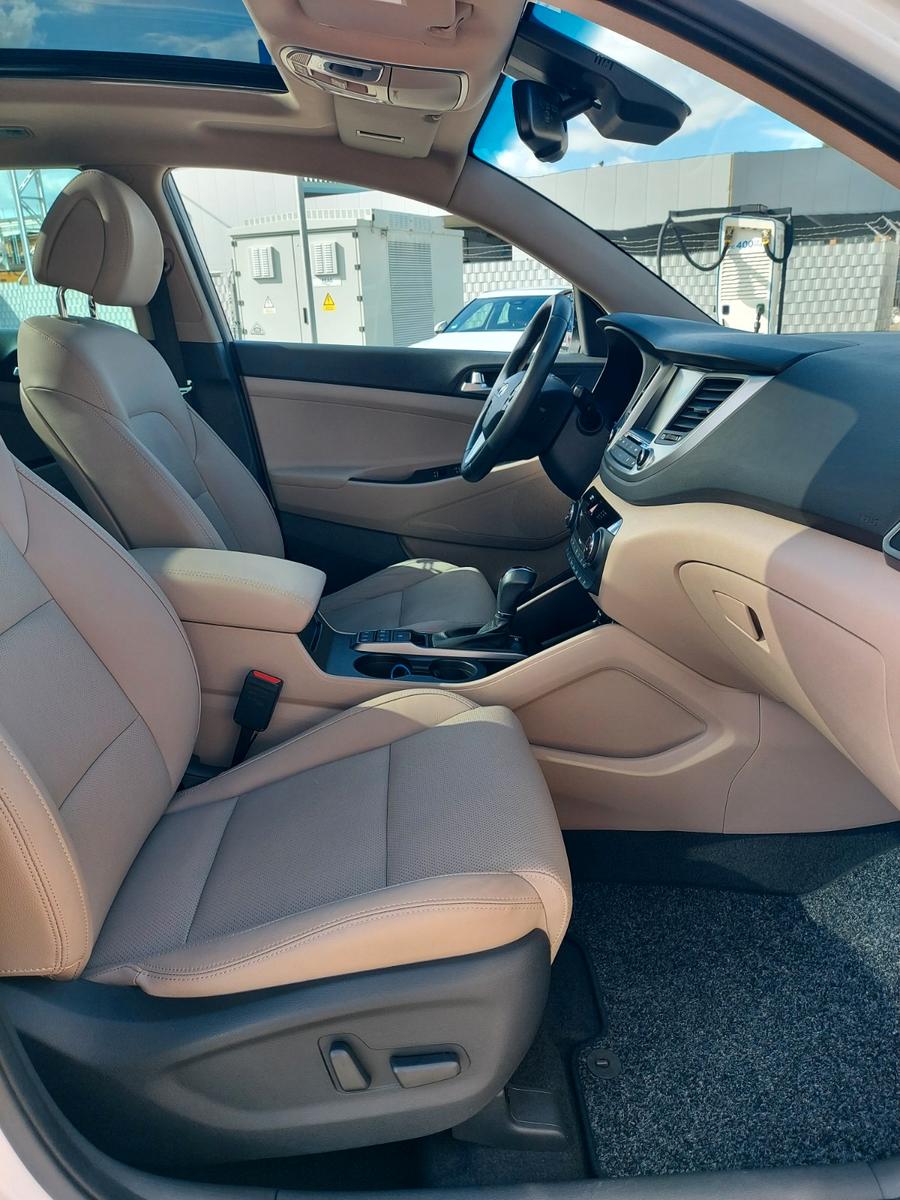 Hyundai Tucson blue Premium Pano Radar Leder Sitzklima