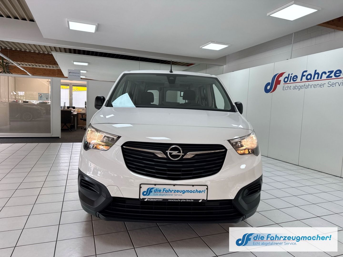 Fahrzeugabbildung Opel Combo Life E Basis 1.5 D L2 Apple CarPlay Androi