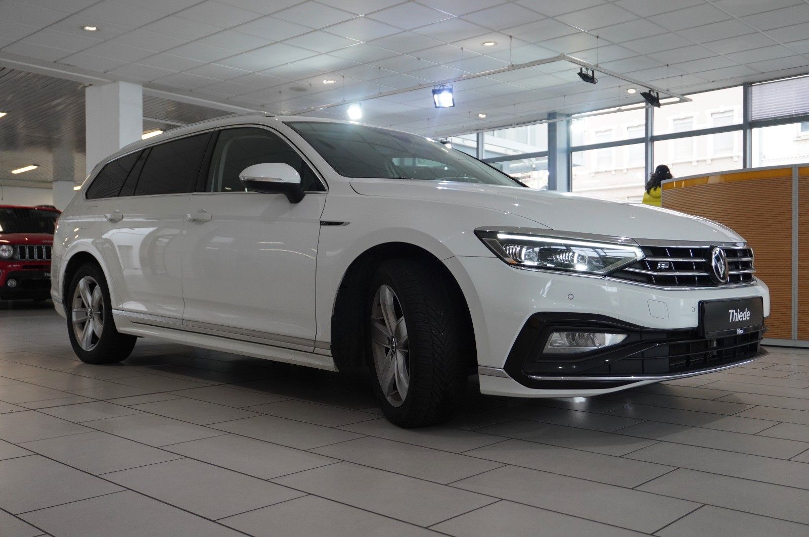 Fahrzeugabbildung Volkswagen Passat VARI. 2.0D R-LINE 4M NAVI/LED/KAMERA/AHK