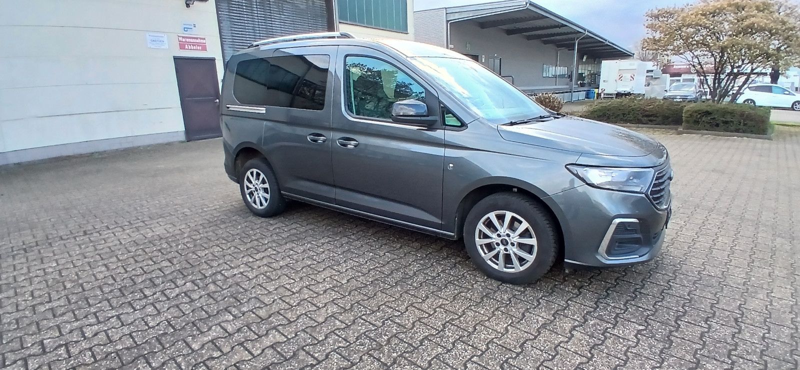 Ford Grand Tourneo 2.0 EcoBlue 75kW imagem 2
