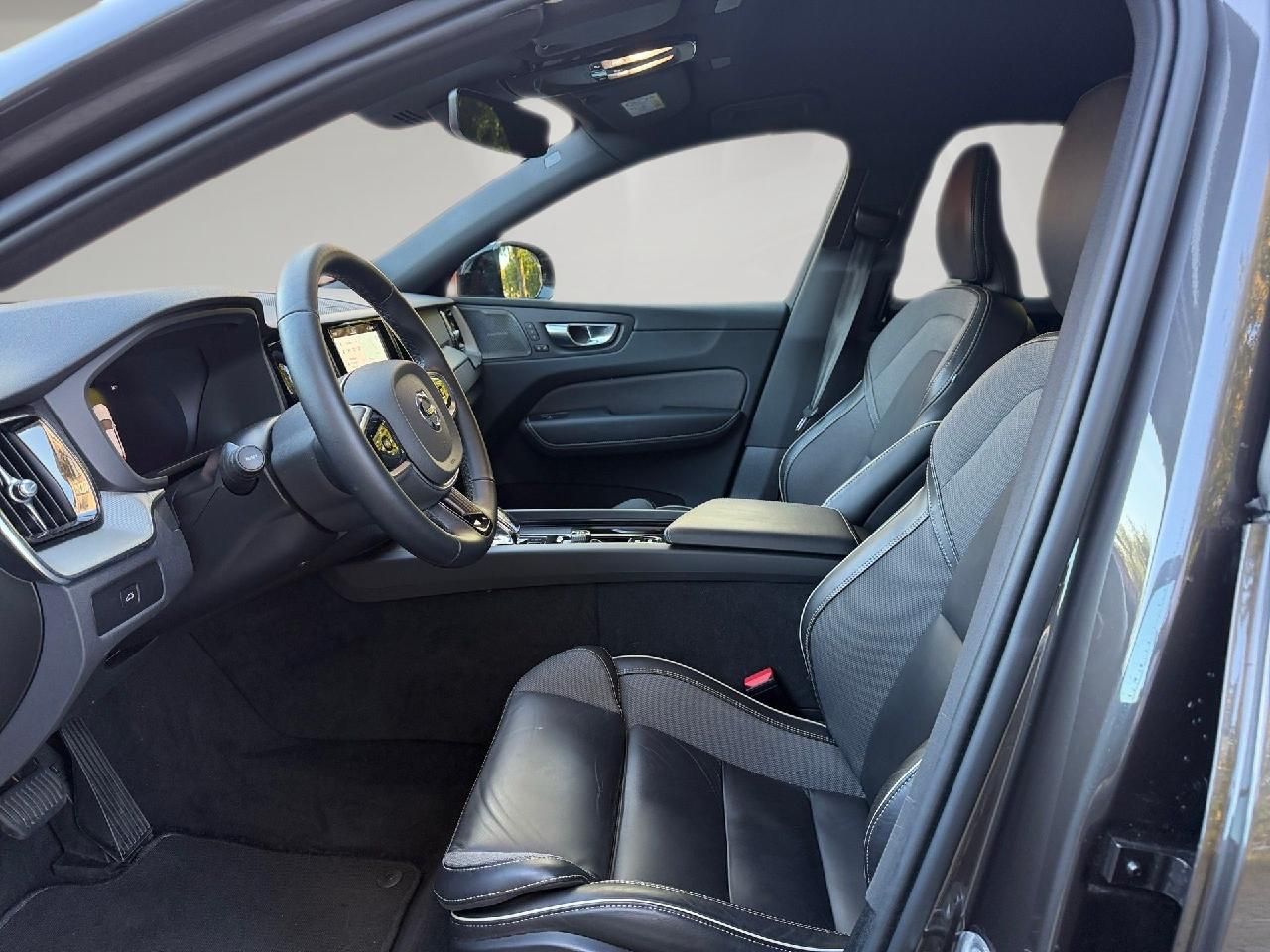 Fahrzeugabbildung Volvo XC60 B5 Benzin AWD Plus Dark