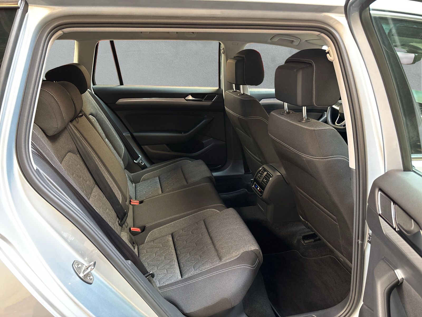 Fahrzeugabbildung Volkswagen Passat Variant 1.5 TSI Business AppConnect Kamer