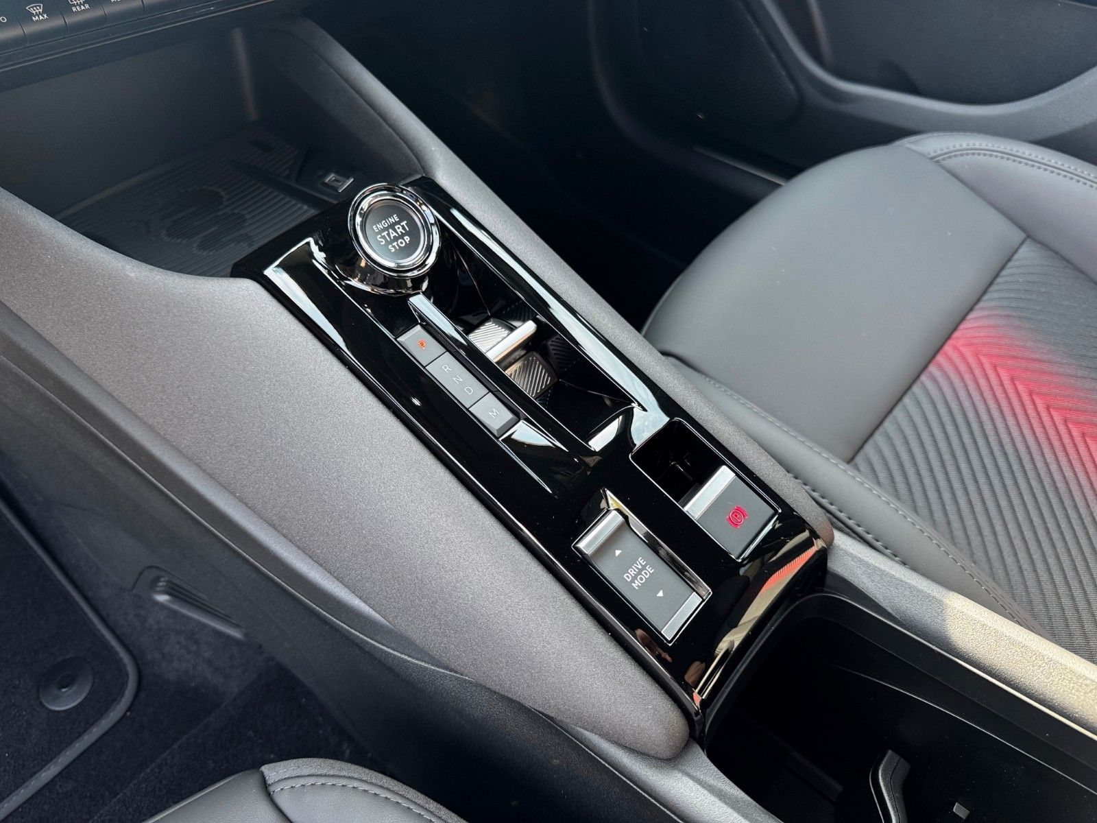 Fahrzeugabbildung Alfa Romeo Junior 1.2 Speciale Automatik Navi LED Sitzhzg.