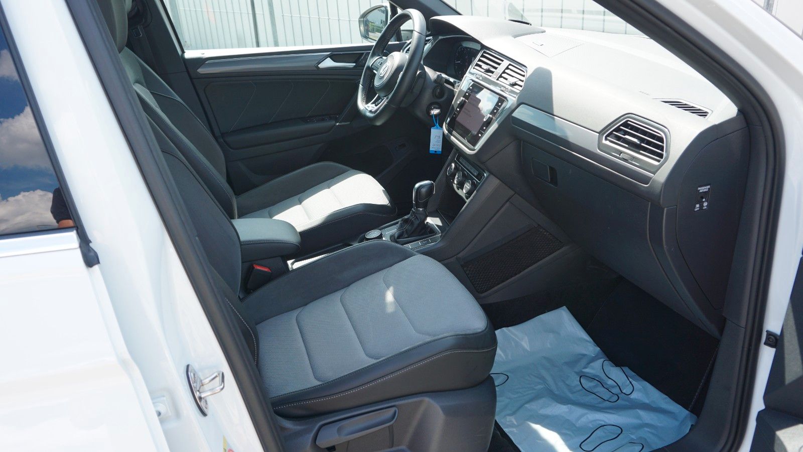 Fahrzeugabbildung Volkswagen Tiguan 4M R-Line Navi,LED,ACC,DCC,Kamera,Head Up
