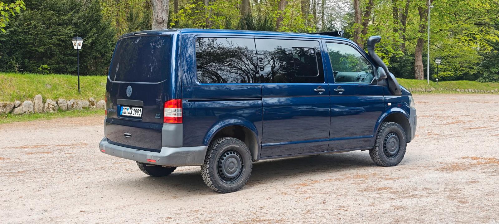 Volkswagen T5.2 mit Offroadoptik und kleinem Camperausbau