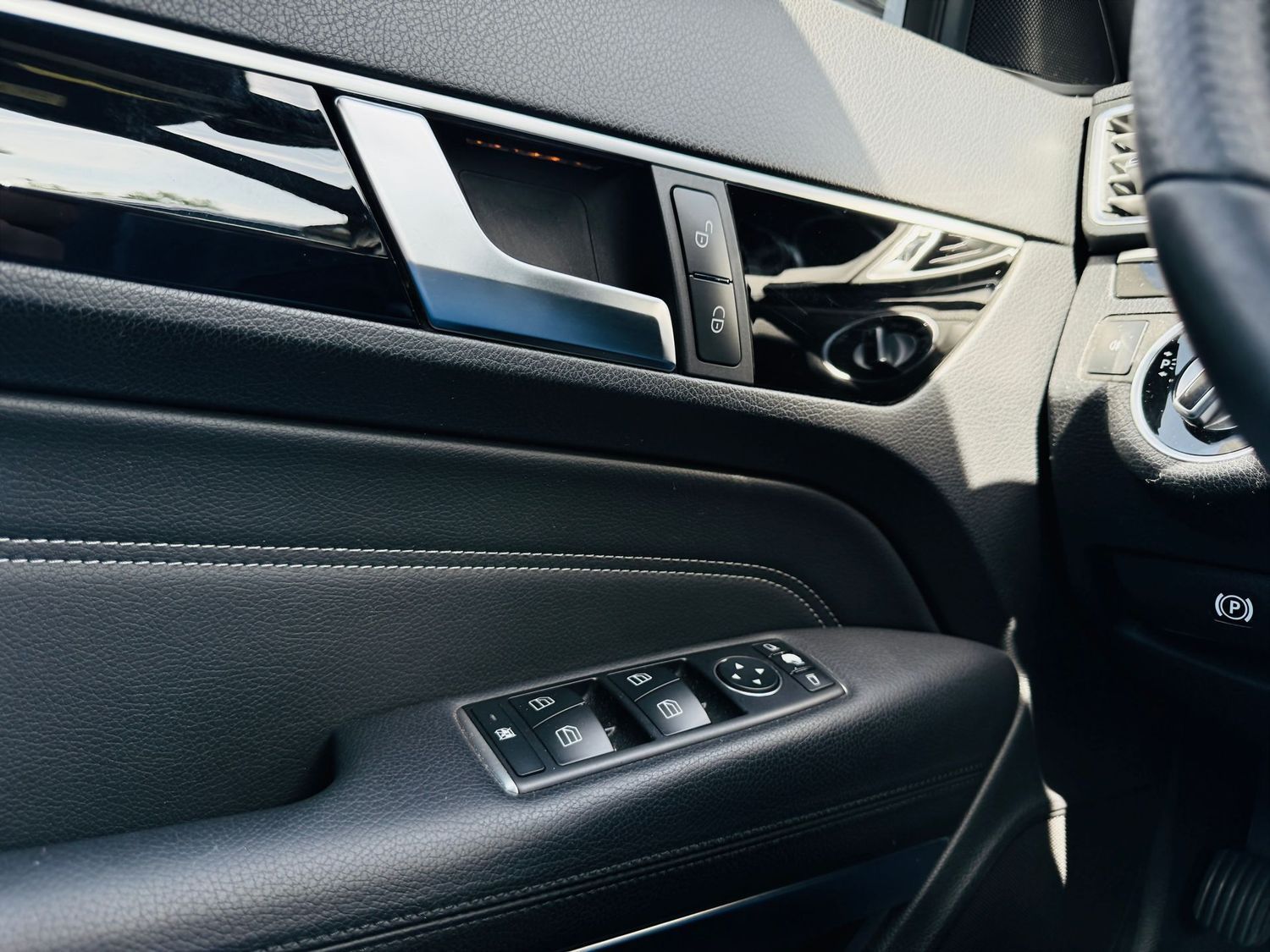 Fahrzeugabbildung Mercedes-Benz E 200 CABRIO SPORTPAKET - Autom., LED, Navi, PTS