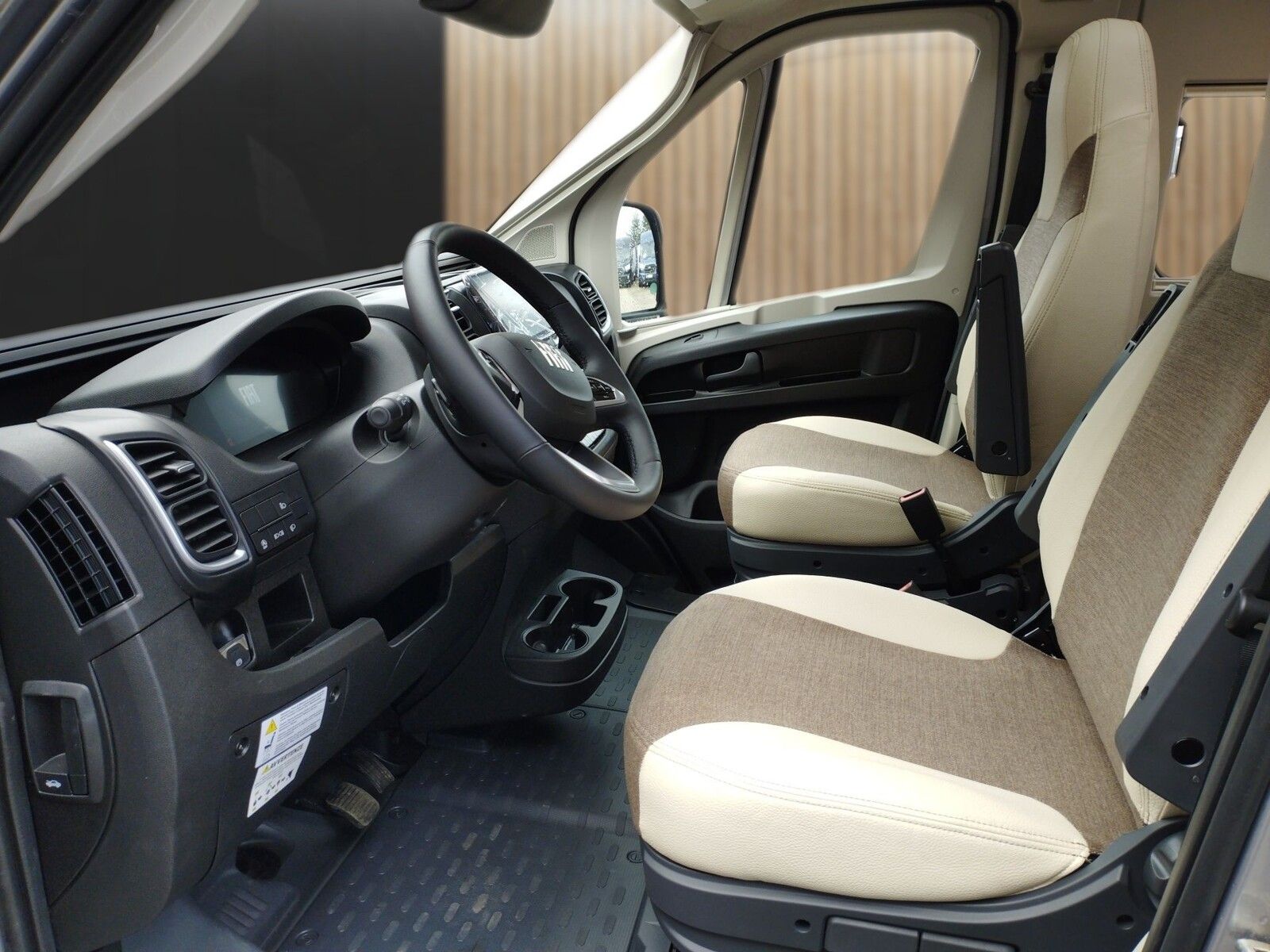 Fahrzeugabbildung Eura Mobil Van V 635 EB Automatik, 180 PS, Fahrassistenz
