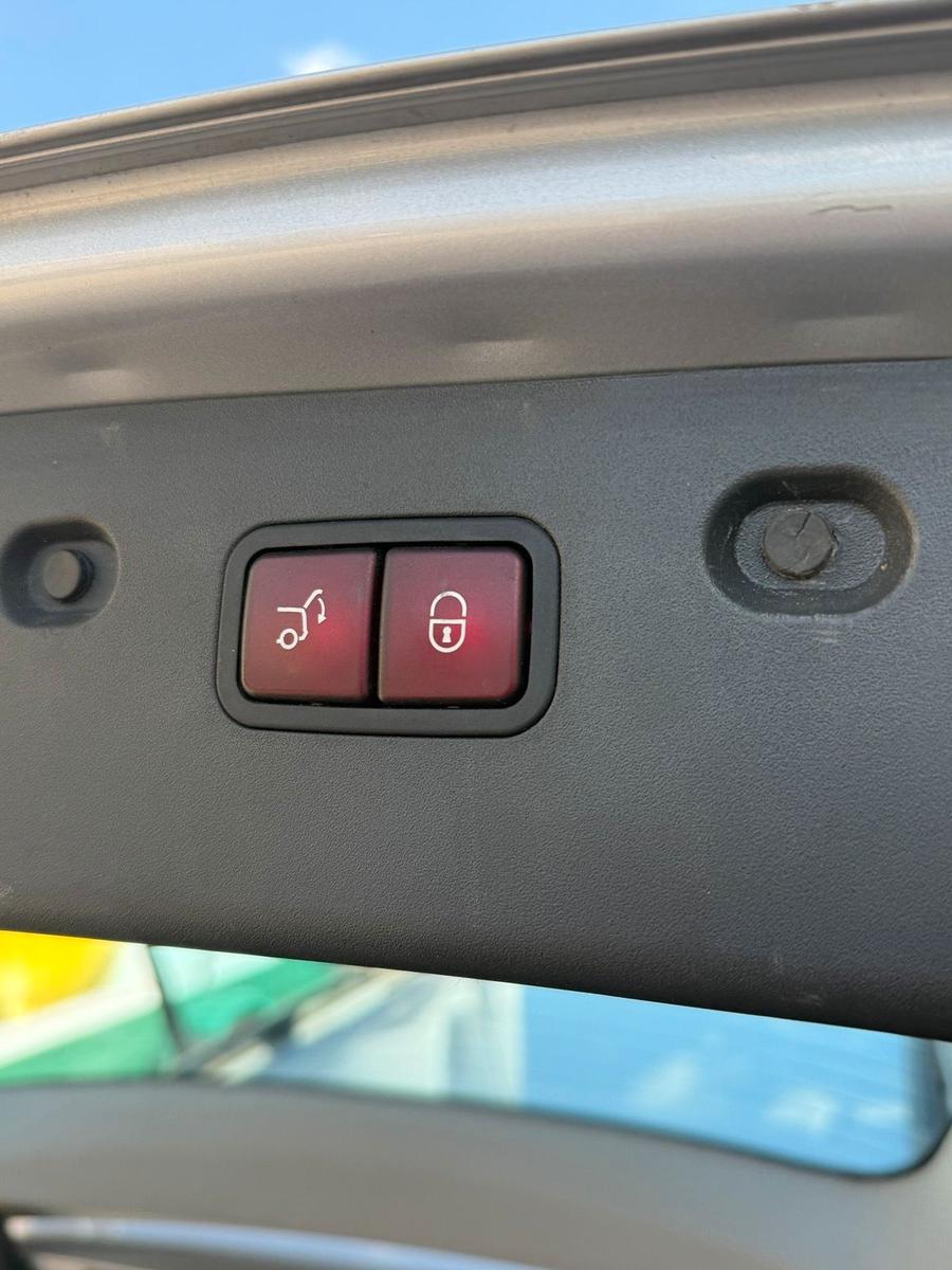 Mercedes-Benz E500 2005 — photo 11