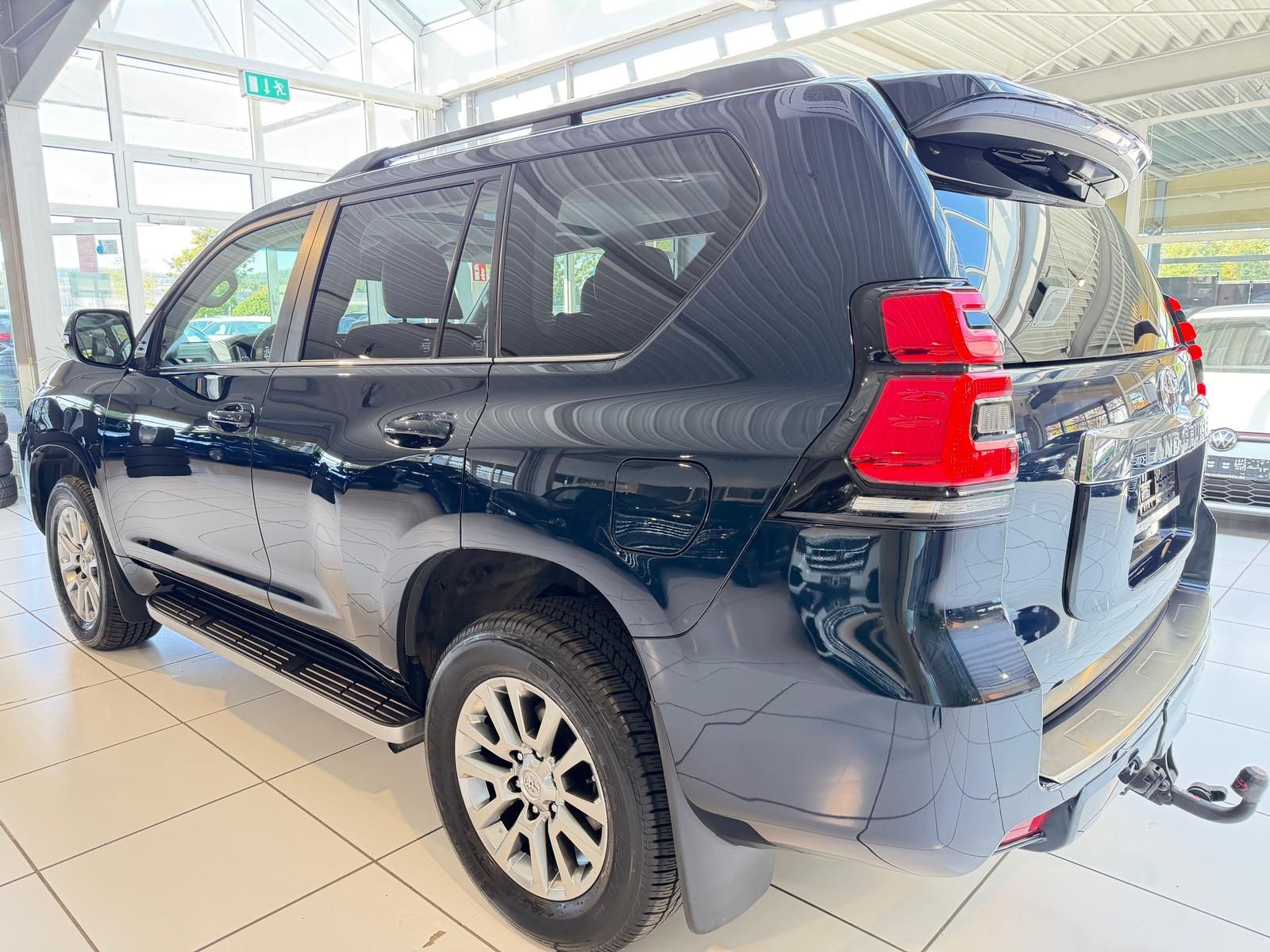 Toyota Land Cruiser 2.8 Executive AHK Pano 7Sitze Kamer foto 3