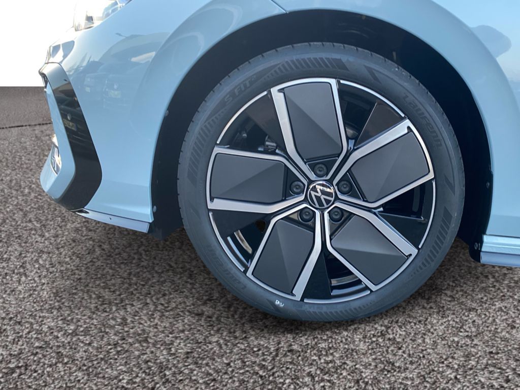 Fahrzeugabbildung Volkswagen Golf Var. 2.0 TDI SCR DSG R-Line *Anschlussgaran
