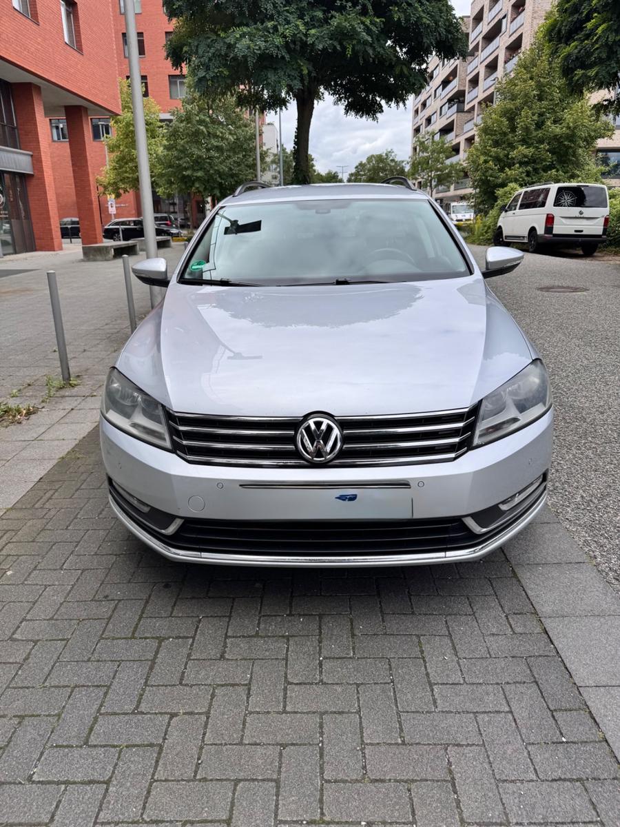 Volkswagen Passat 2011 — rear view