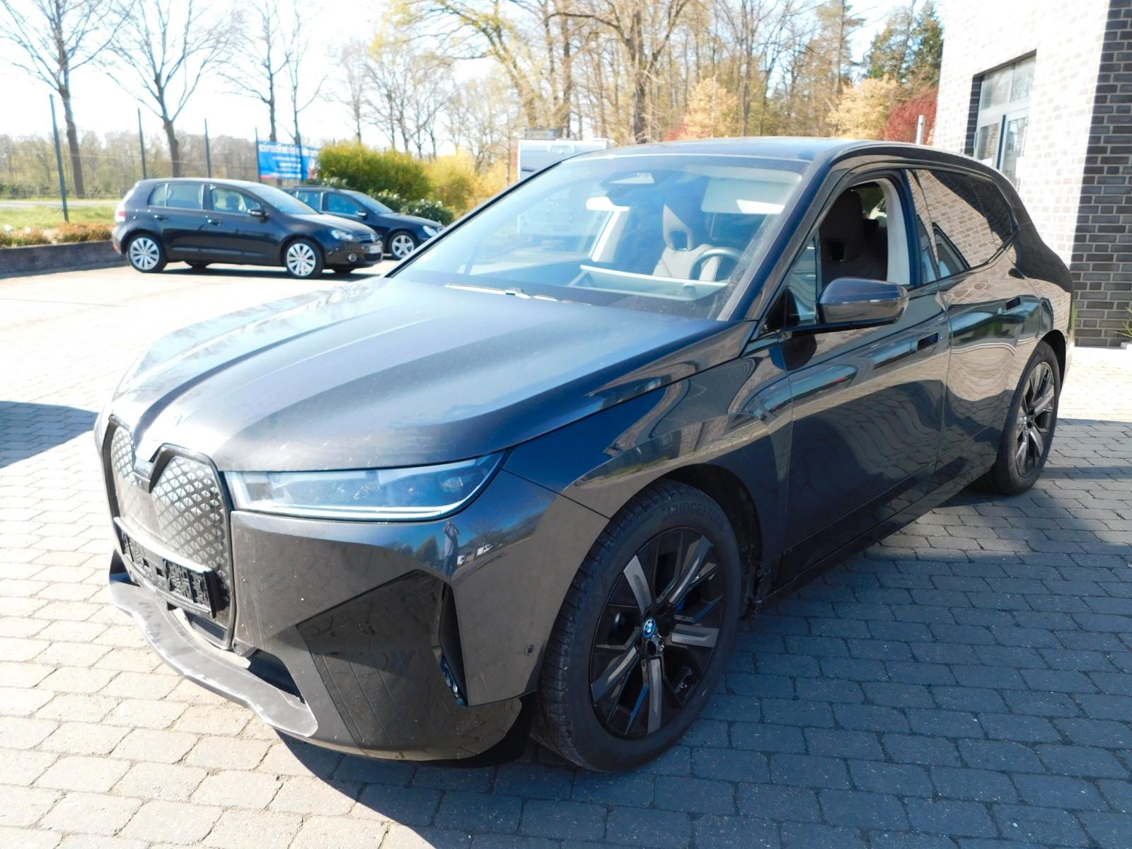 BMW iX 40 xDrive HUD AHK HARMAN KARDON