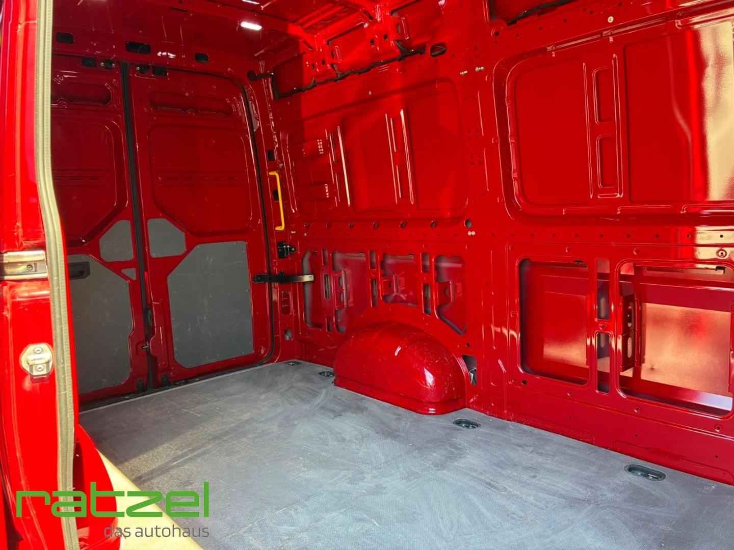 Fahrzeugabbildung Volkswagen Crafter Kasten Hochdach FWD 35 MR 2.0 TDI +AHK+P