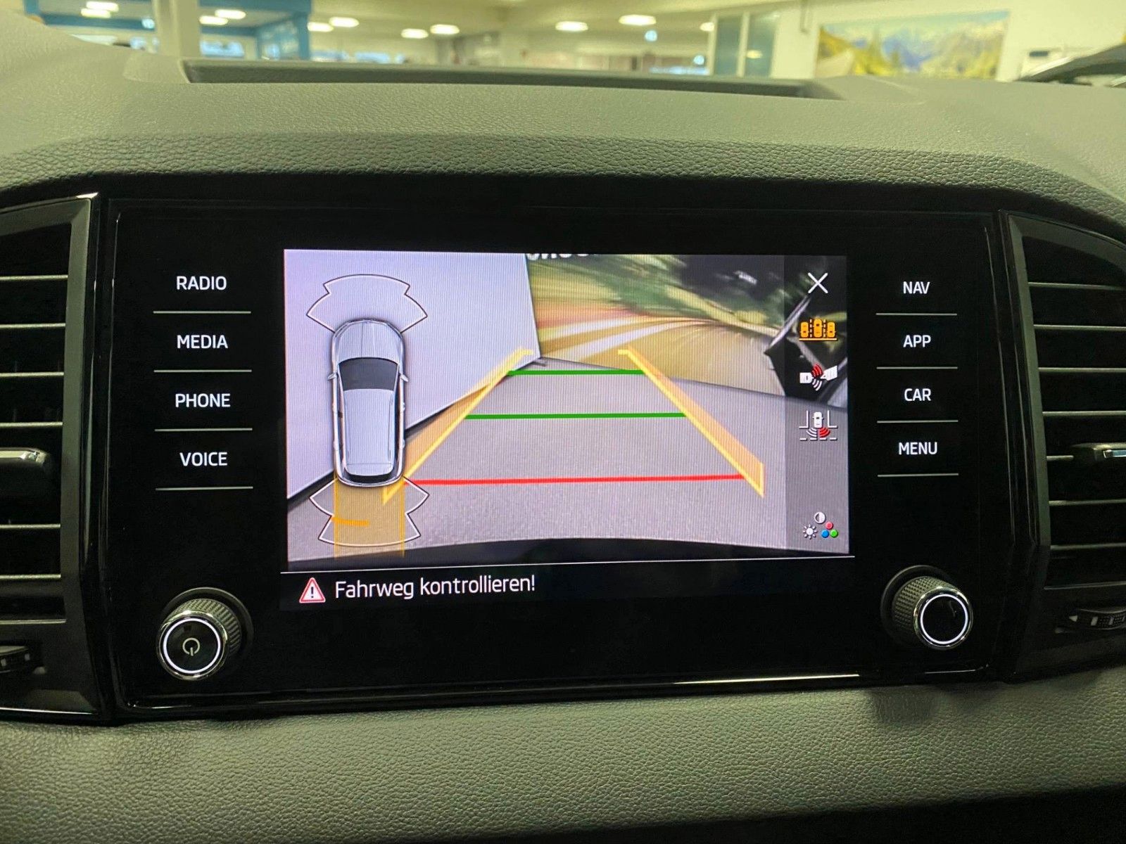 Fahrzeugabbildung SKODA Karoq 1.5 TSI DSG Selection+AHK+KAMERA+16"ALU+BC