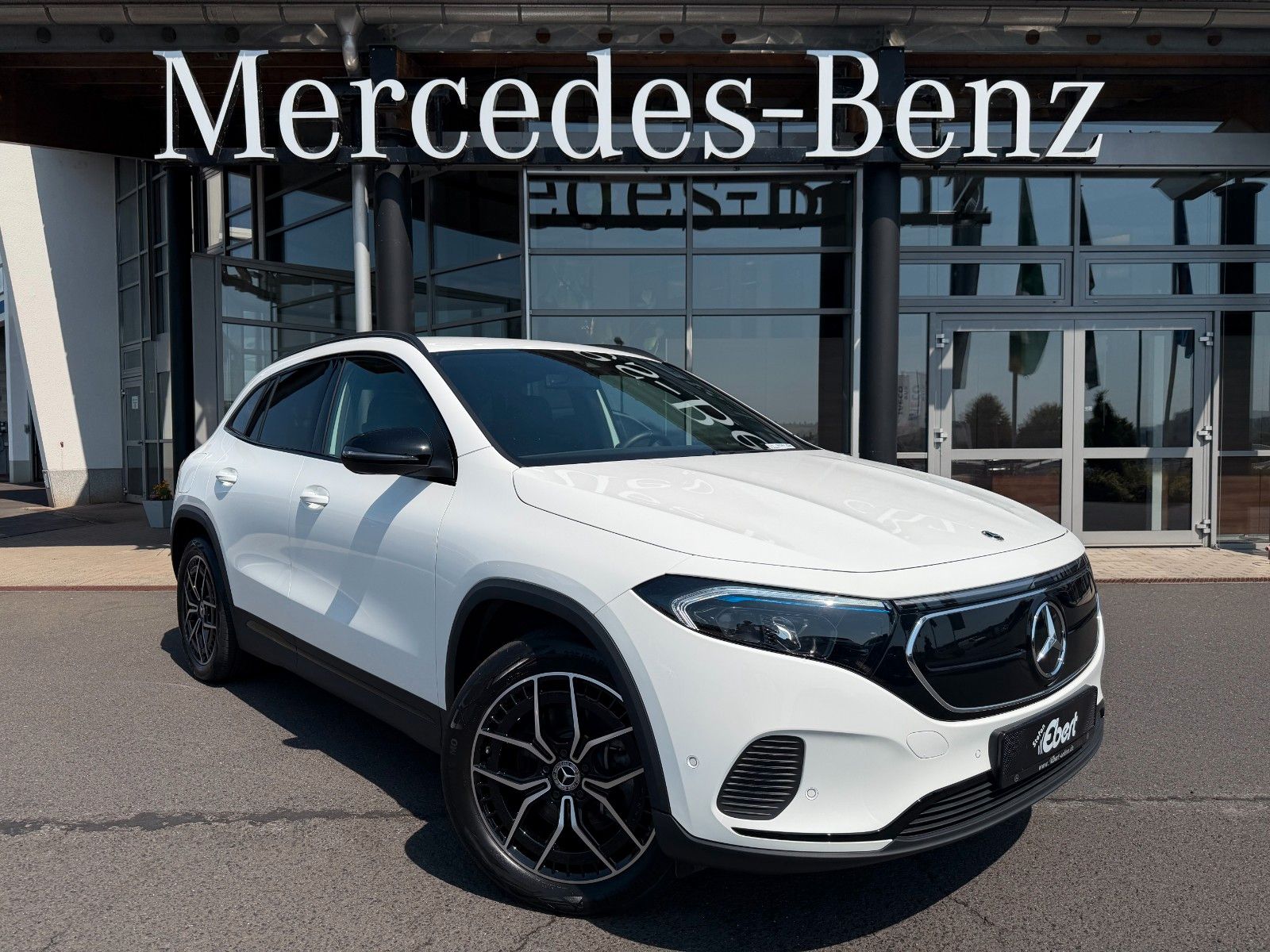 Fahrzeugabbildung Mercedes-Benz EQA 300 4M Progressive+19AMG+RKF+TotW+Ambiente+