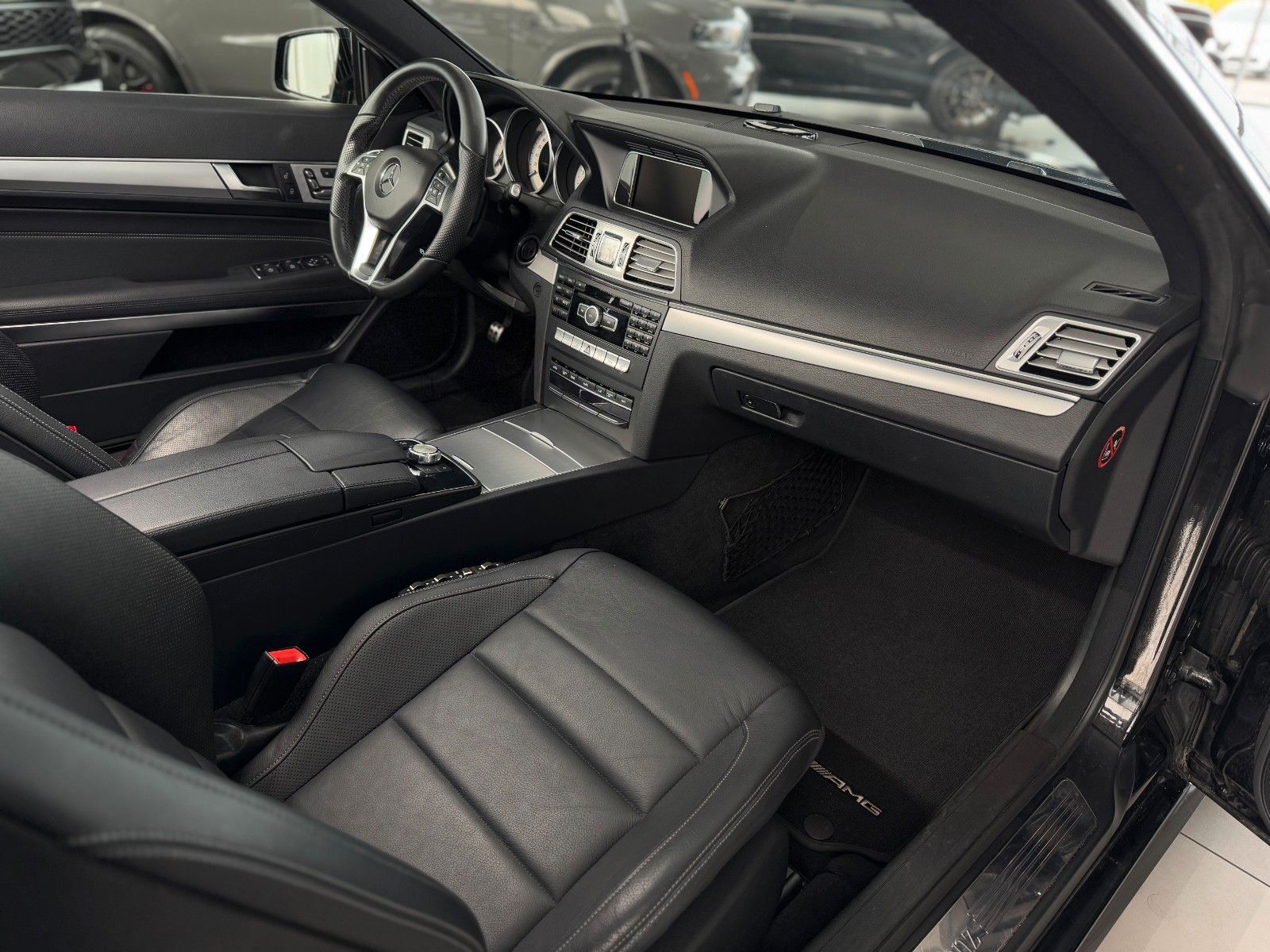 Fahrzeugabbildung Mercedes-Benz E 200 CGI Coupe Sportpaket AMG-Line Pano Leder