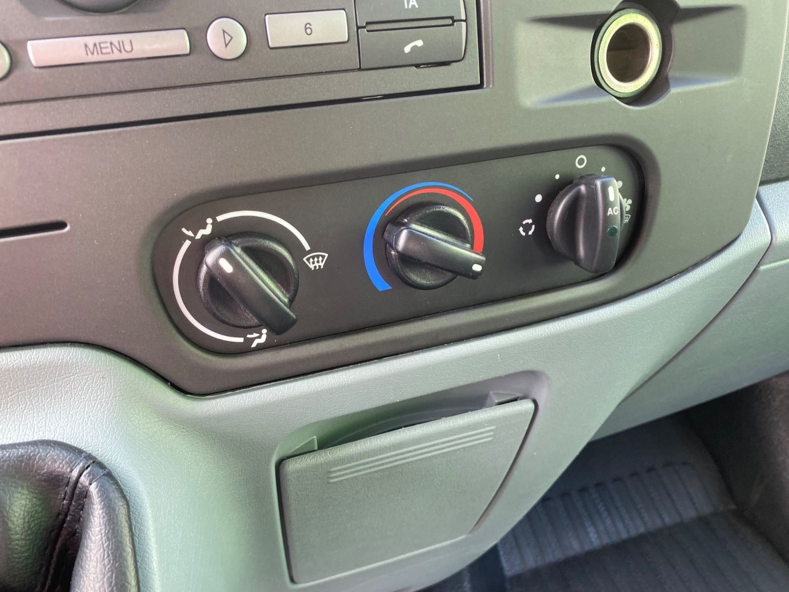 Fahrzeugabbildung Ford Transit Kombi FT 300 M Trend,STH,ROLLSTUHLLIFT