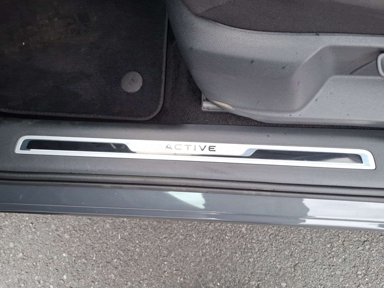 Fahrzeugabbildung Volkswagen Tiguan TSI Active DSG LED Navi ACC RFK SH 18"