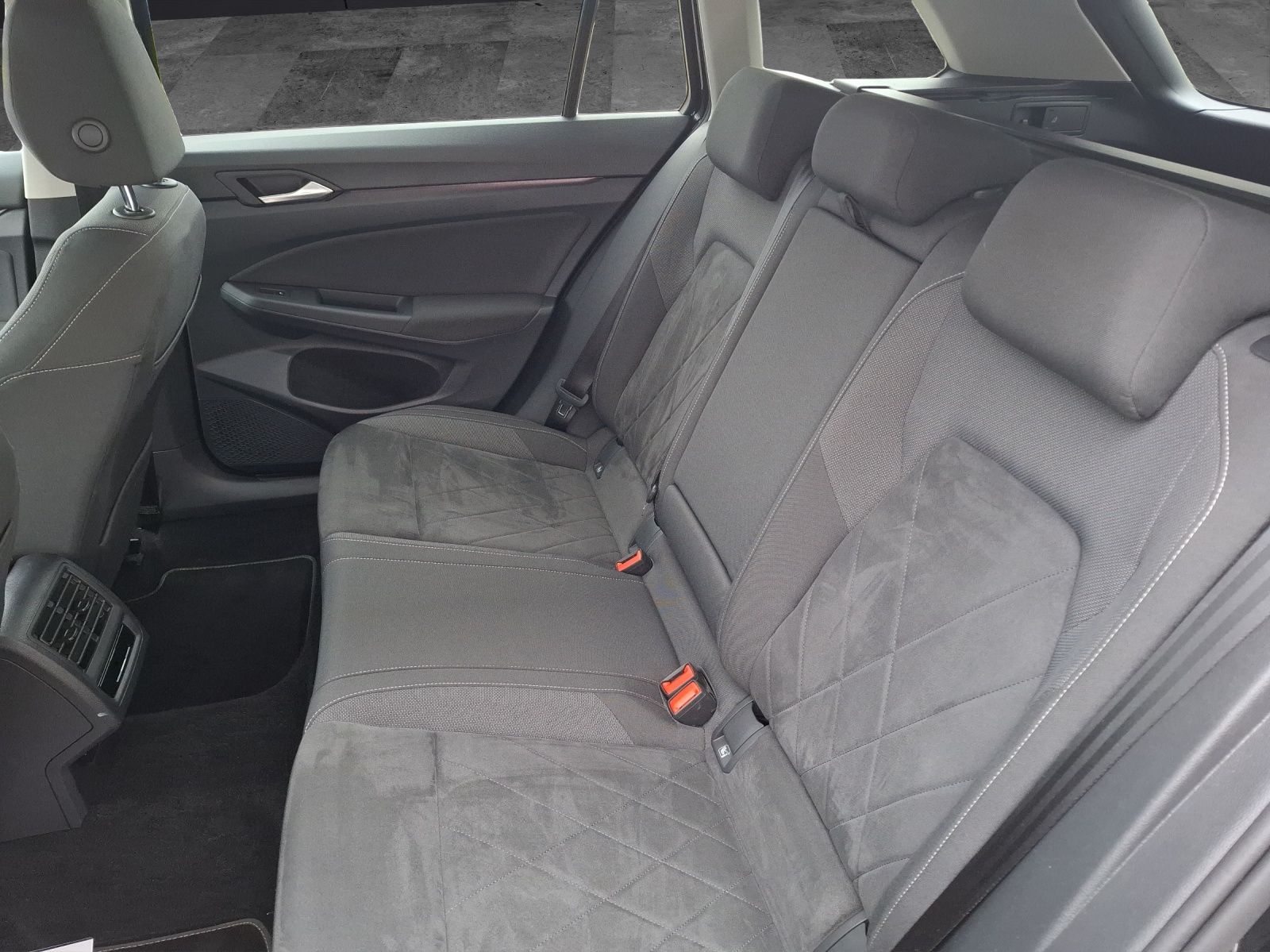 Fahrzeugabbildung Volkswagen Golf VIII Variant eTSI Style DSG LEDplus CarPlay