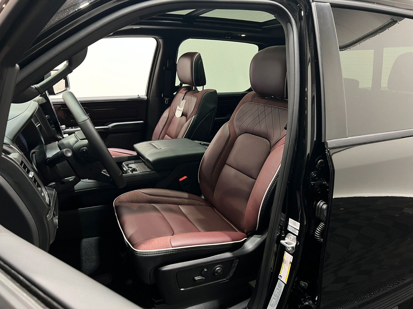 Fahrzeugabbildung Dodge RAM 1500 Limited Night MY25 *Ebony Red seats*