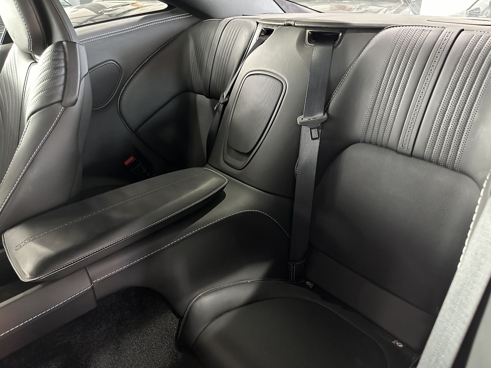 Fahrzeugabbildung Aston Martin DB11 V 12 AML Special Colour/Black-Tech-Pack/