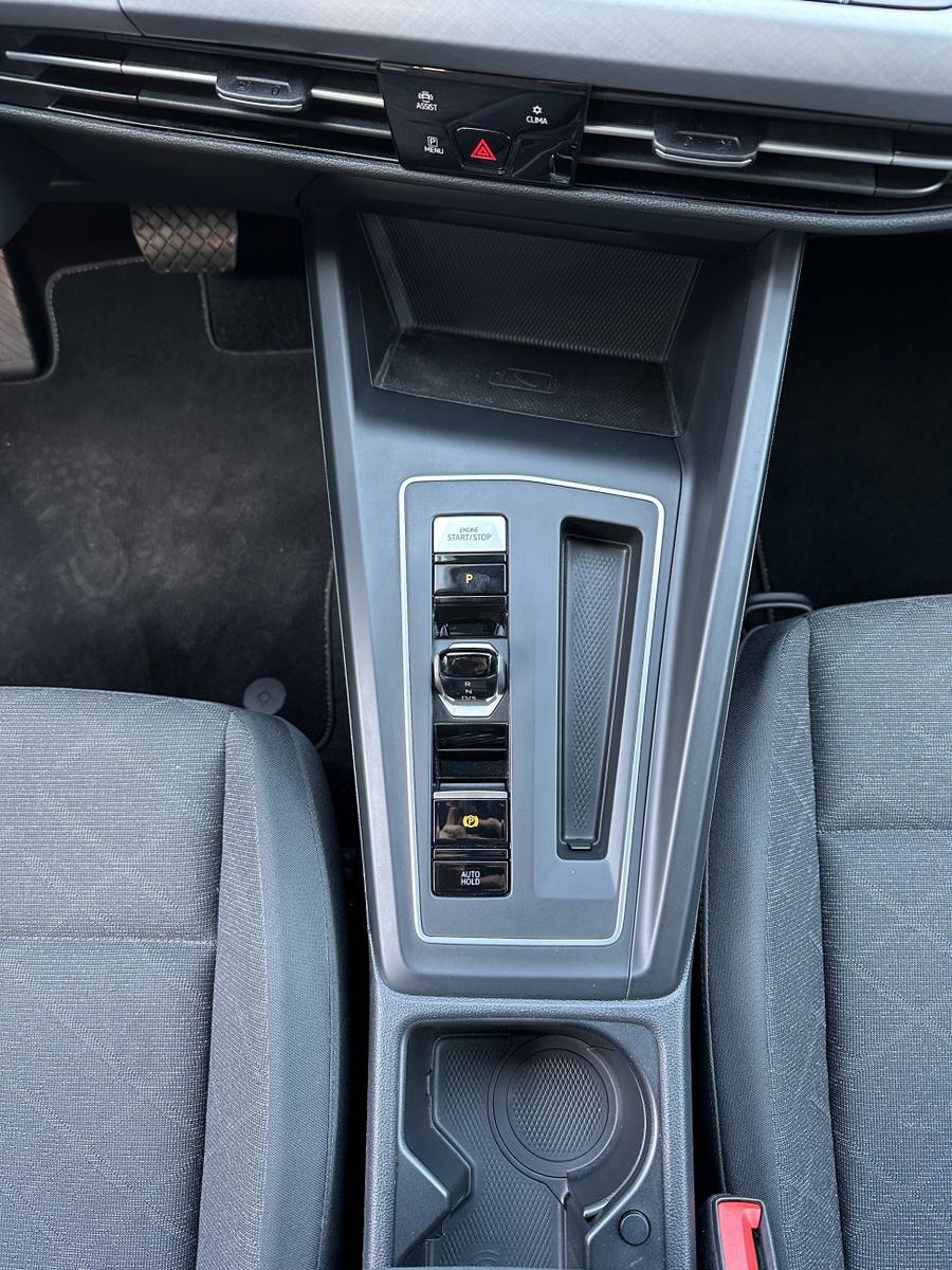 Fahrzeugabbildung Volkswagen Golf VIII 2.0 TDI DSG Life NAV+LED+AHK+ACC+18ZO