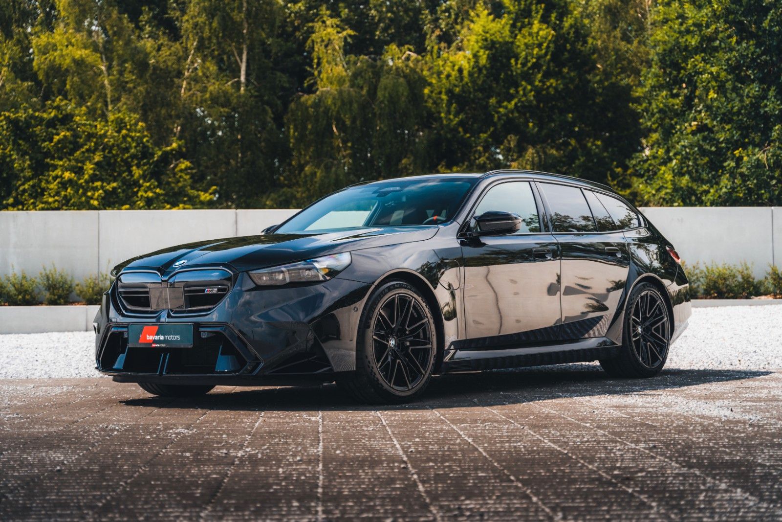 BMW M5 G99 Touring / Saphirschwarz Metallic/21"/ B&W imagem 3