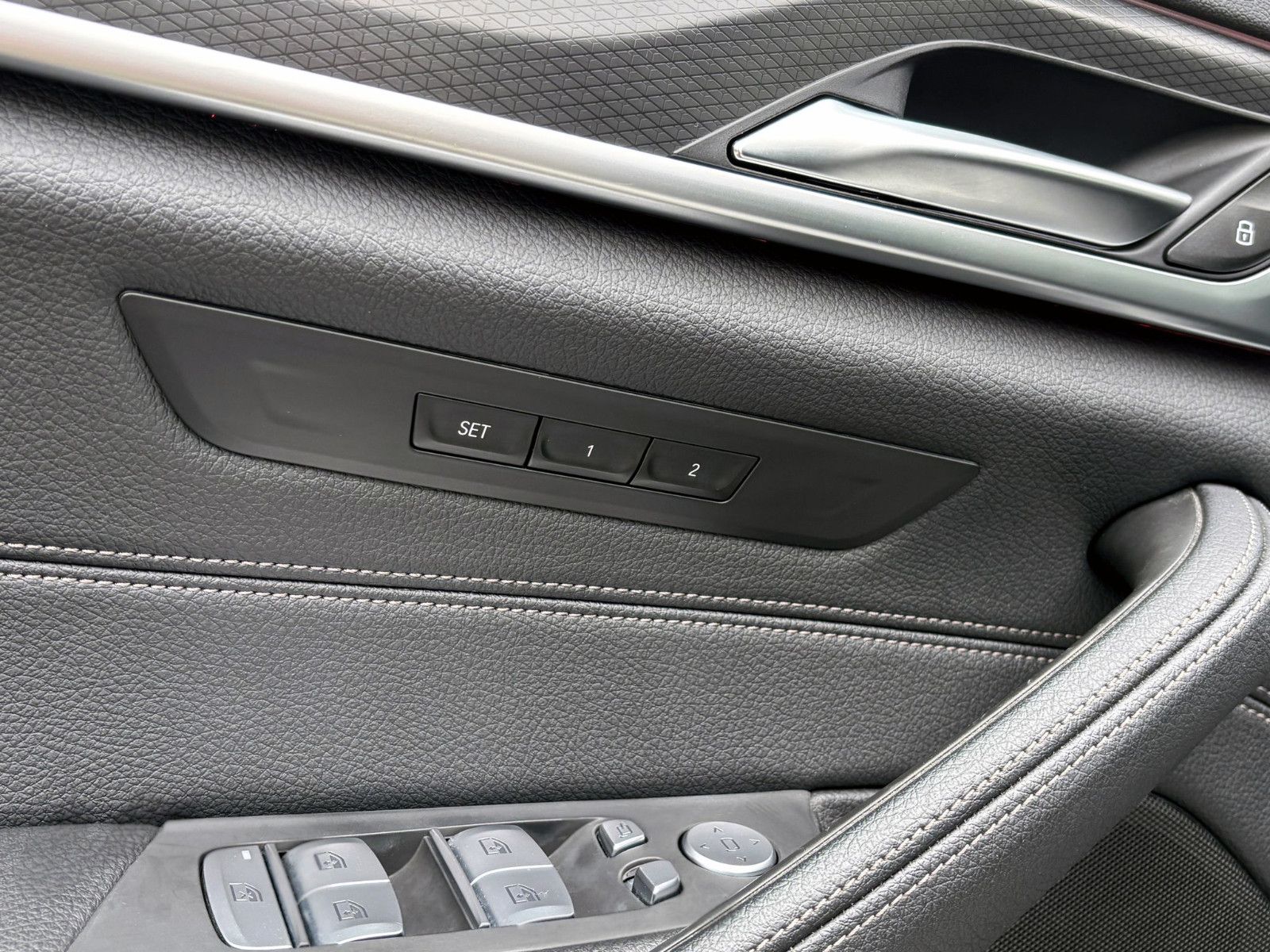 Fahrzeugabbildung BMW 520d Steptr. Limo M-Sport ACC KAM AHK LED SHZ