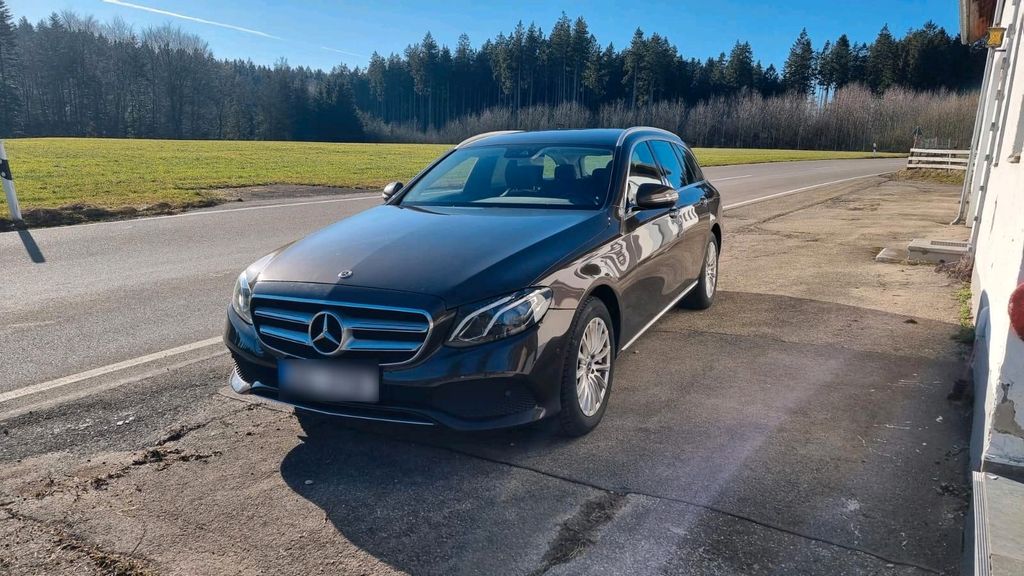 Image of Mercedes-Benz E 220
