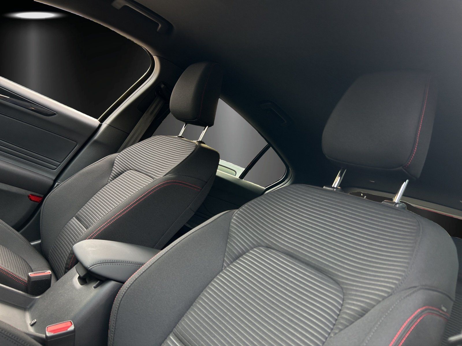 Fahrzeugabbildung Ford Focus ST-Line X Winter Pak. B+O HUD 18 Zoll PDC