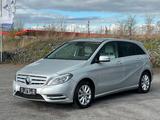 Mercedes-Benz B 180 NAVI/RFK/AHK/LEDER - Mercedes-Benz B 180 mit Benzin-Antrieb: Limousine, Automatik