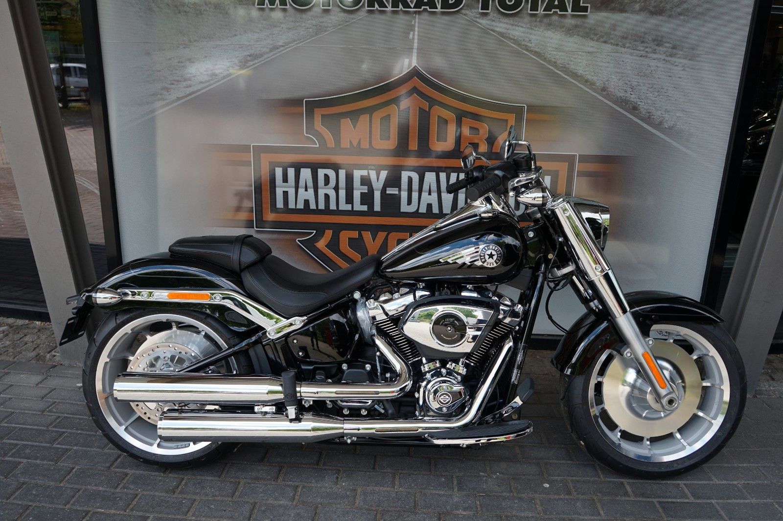 Fahrzeugabbildung Harley-Davidson Fat Boy 117 2025 Vivid Black Sofort Verfügbar
