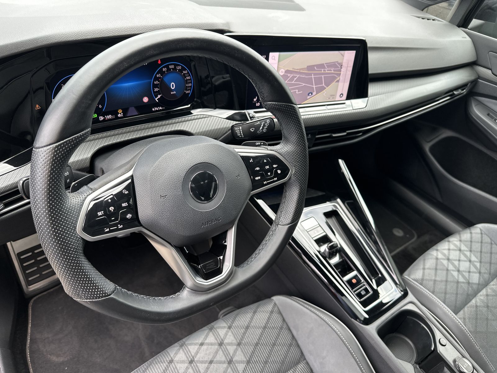Fahrzeugabbildung Volkswagen Golf 2.0 TDI DSG R-Line NAV+LED+PANO+SHZ+V-COCK