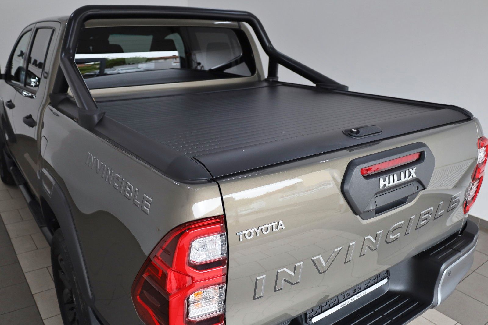 Fahrzeugabbildung Toyota Hilux 2.8 D-4D Invincible,Rollbügel, Rollo , AHK