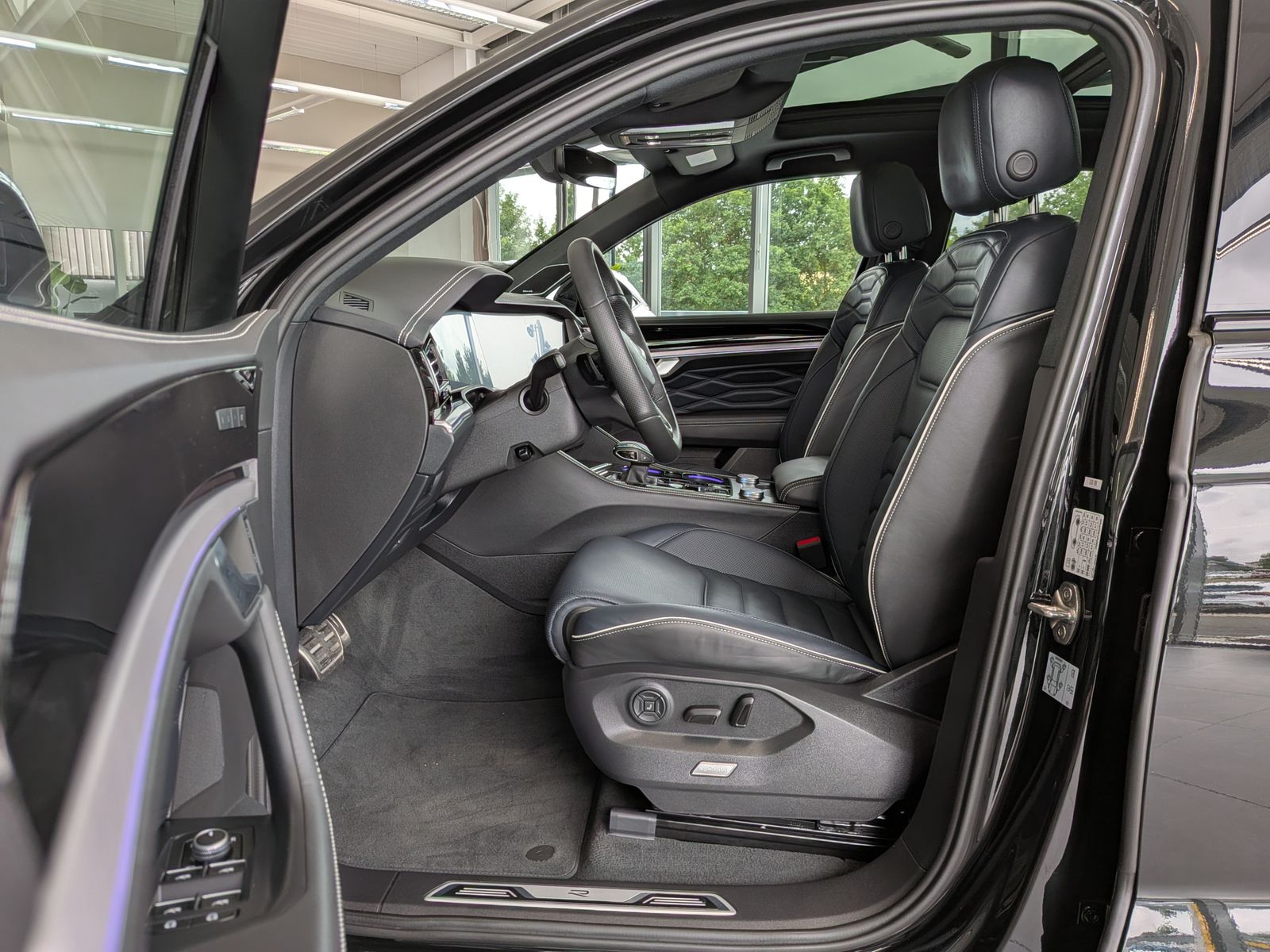 Fahrzeugabbildung Volkswagen Touareg 3.0TDI 4M R-Line VOLL Black 22" UPE 114T