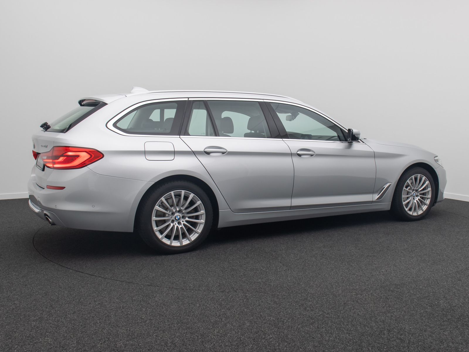Fahrzeugabbildung BMW 530d xD LuxuryLine Panoram 360&deg;HUD HiFi DisplKey