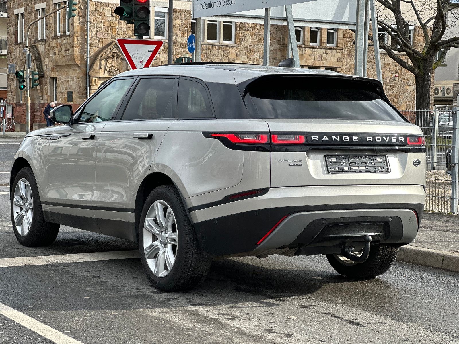 Fahrzeugabbildung Land Rover RANGE ROVER VELAR SE*MOD.2021+AHK+PANO+U.V.M*