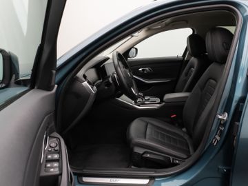 Fahrzeugabbildung BMW 320d Luxury Line Kamera HUD DAB HiFi Komfort LED