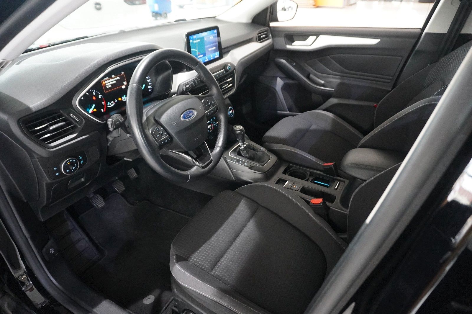 Fahrzeugabbildung Ford Focus Lim. 1.0 COOL & CONN. NAVI/LED/SPORT/SHZ
