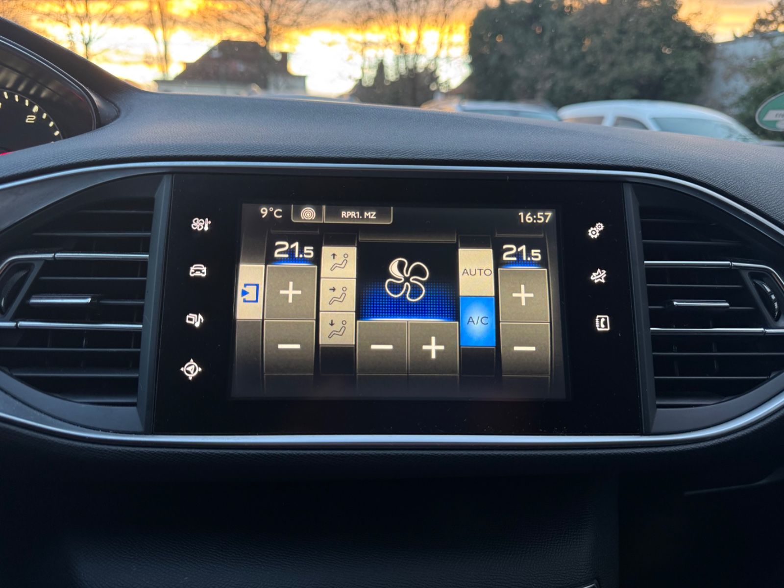 Fahrzeugabbildung Peugeot 308 Access Navi*PDC*SHZ*Garantie