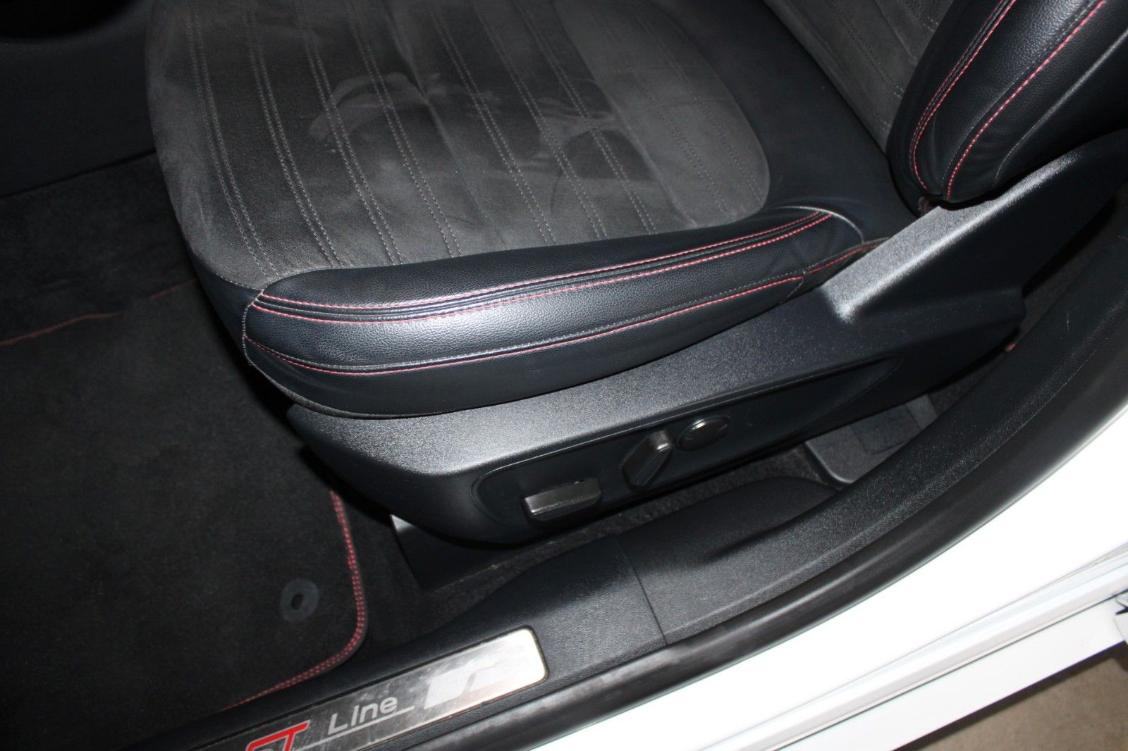 Fahrzeugabbildung Ford Kuga 2.5 PHEV ST-Line X Aut. LED CAM el. AHK uvm
