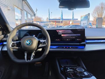 BMW i5 xDrive40 Touring M Sportpaket Head-Up DAB