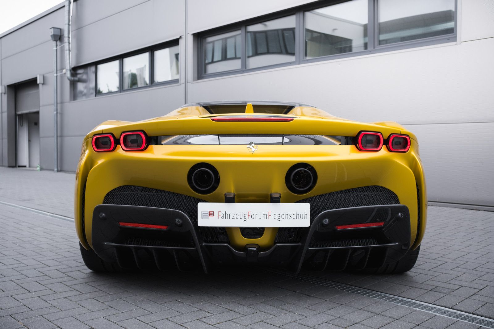Fahrzeugabbildung Ferrari SF90 Spider-Giallo Montecarlo-Carbon-Lift-360´´